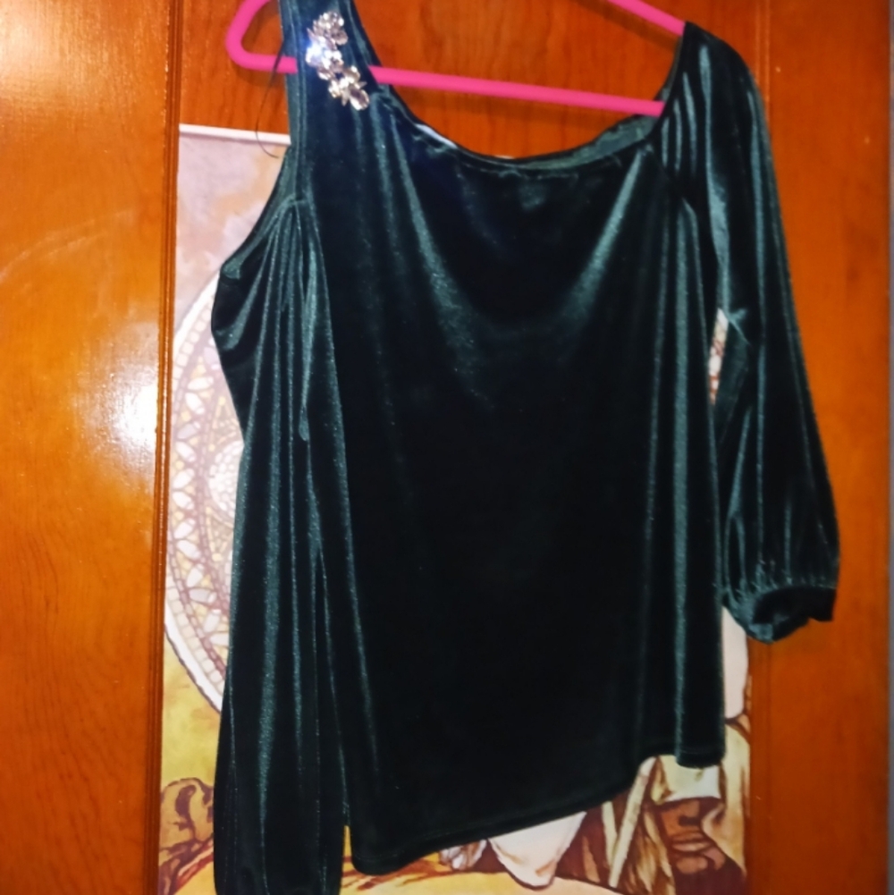 Elegant Green Velvet Women's Top Cold Shoulder One Side With Pin